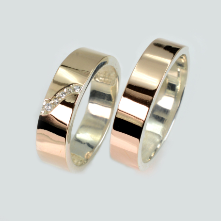 Пара обручальных колец из серебра и золота