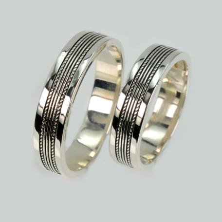 Пара серебряных обручальных колец с золотыми пластинами