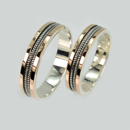 Пара серебряных обручальных колец с золотыми пластинами