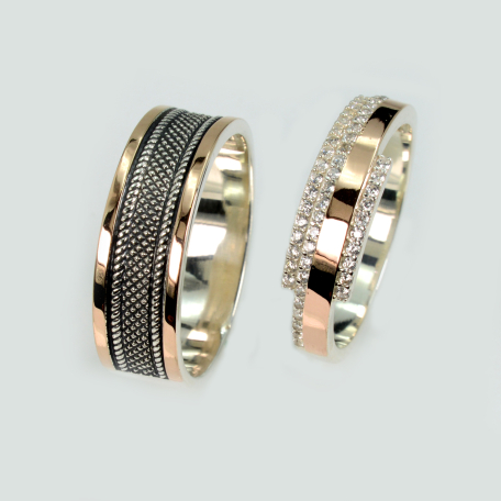 Пара серебряных обручальных колец с золотыми пластинами