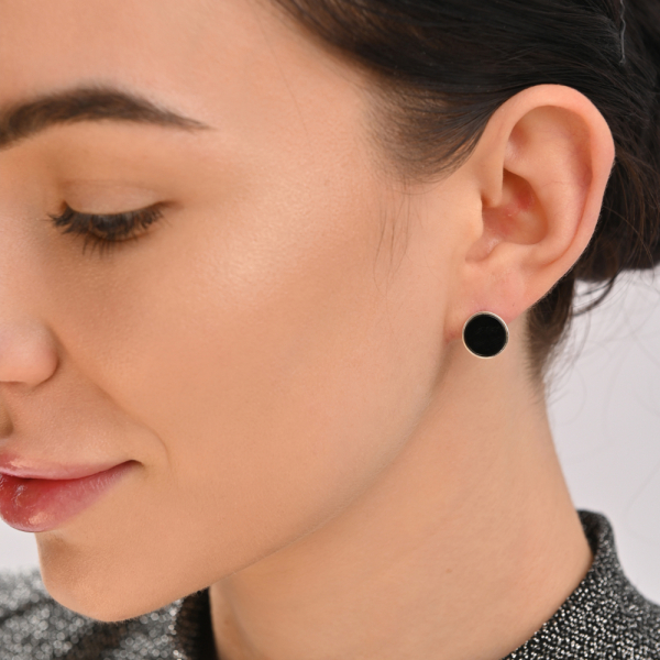 Серебряные серьги-гвоздики с ониксом