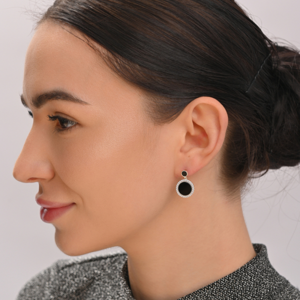 Серьги-гвоздики из серебра с ониксом