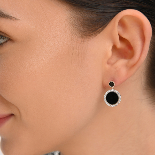 Серьги-гвоздики из серебра с ониксом