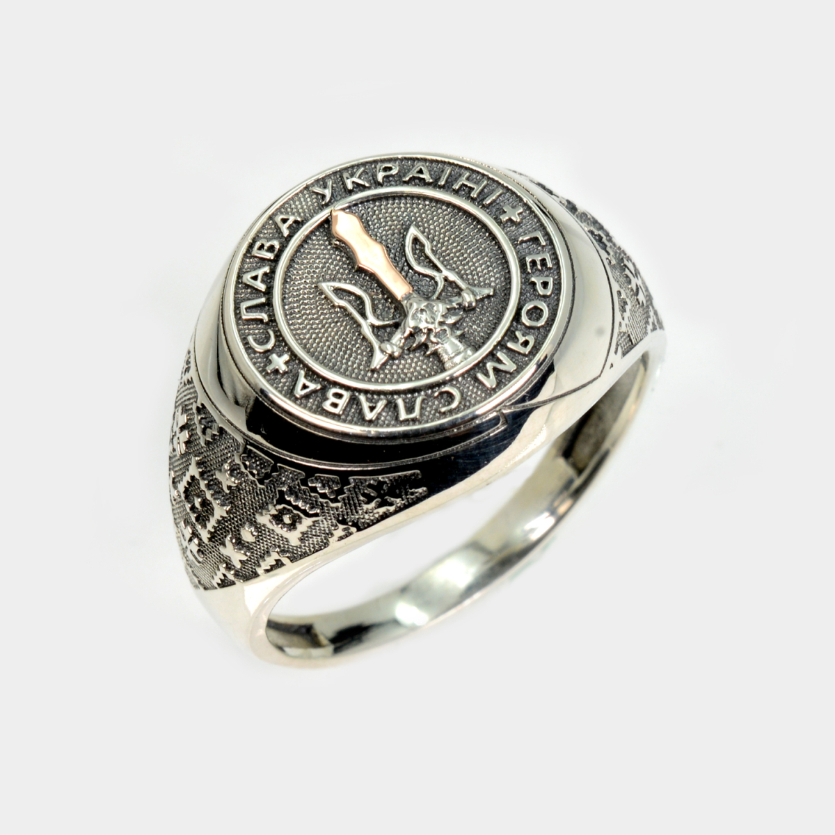 Срібний чоловічий перстень з гербом України