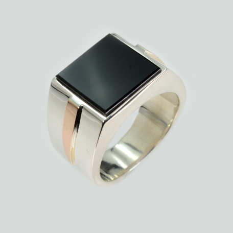 Срібний перстень з оніксом