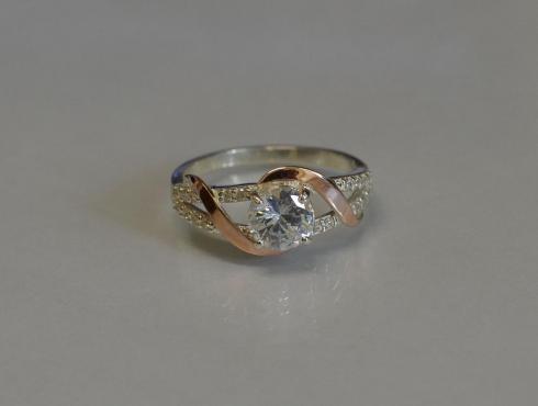 Серебряное кольцо с золотыми накладками и кубическим цирконием