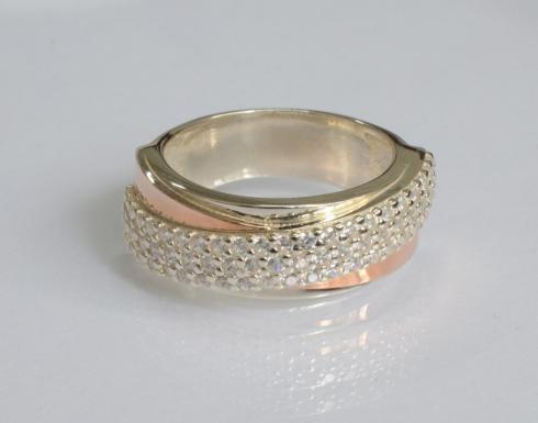 Серебряное кольцо с золотыми вставками